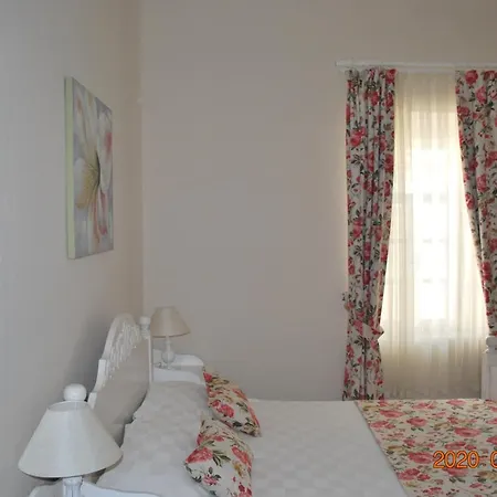 Hotel The White