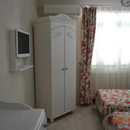 Hotel The White 2*